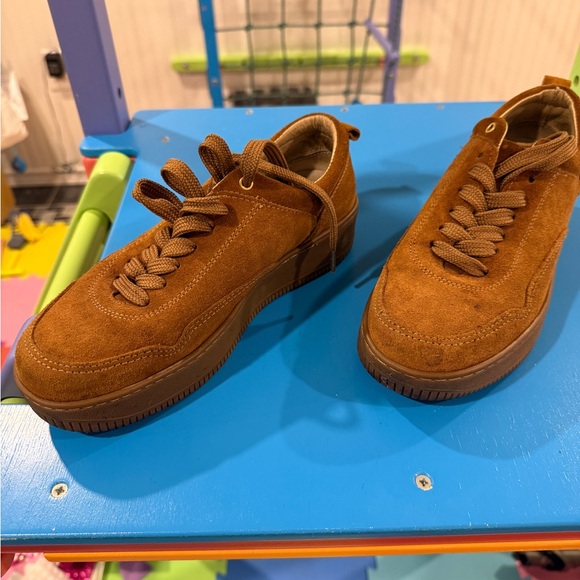 Brown Suede Low-Top Sneakers with Lace-Up Design - Picture 2 of 4